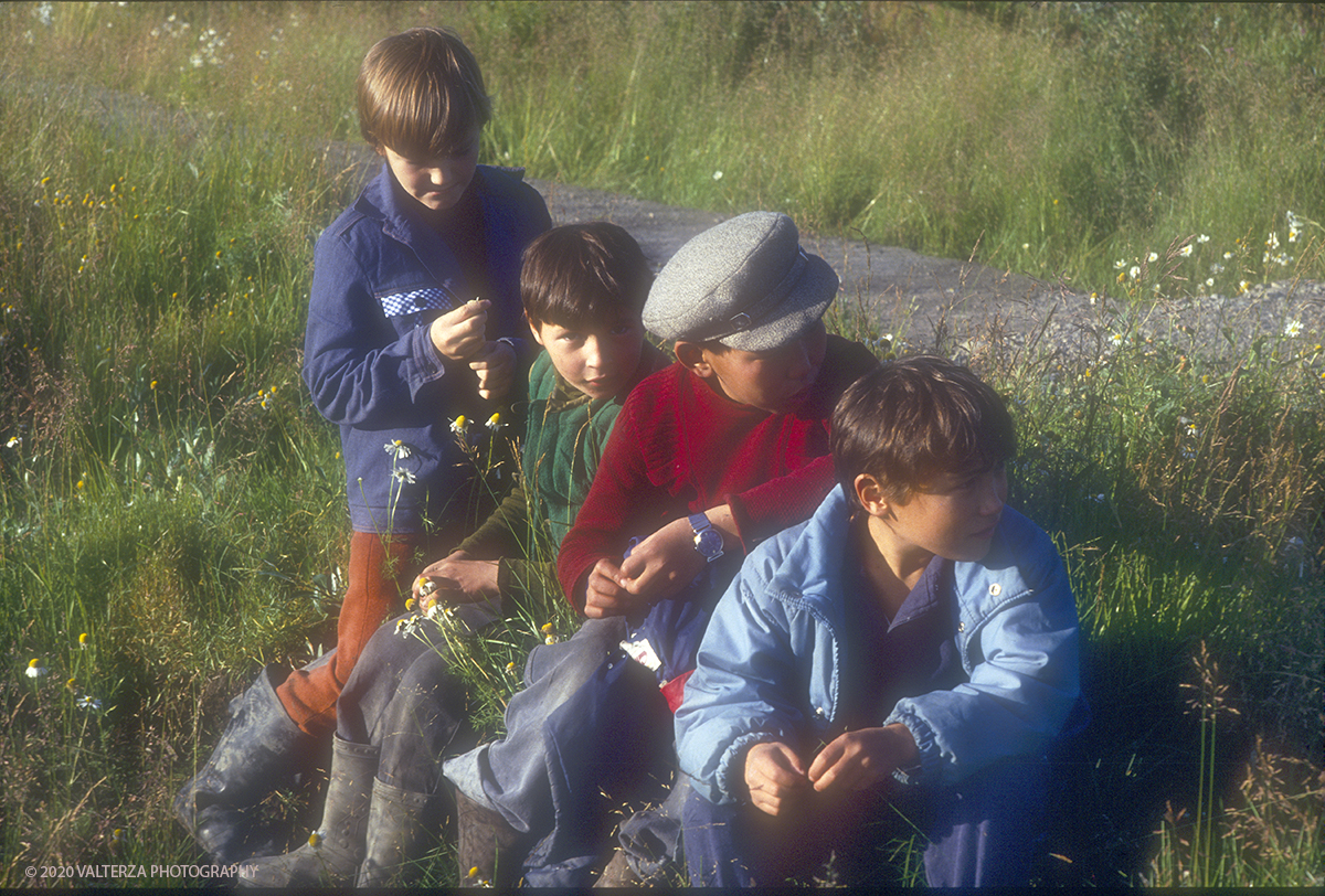 08 SIBERIA.jpg - Luglio/Agosto 1992. Siberia, terra dei Chukchi. Nell'oceano artico  125 Km a nord-est della penisola dei Chukchi (Siberia) c'Ã¨ l'isola di Wrangel, essa ospita piÃ¹ del doppio di specie vegetali (417) di qualsiasi territorio artico a paritÃ  di superficie nonchÃ¨ 30 specie diverse di uccelli oltre ad orsi polari, foche e trichechi ; per questo motivo   Ã¨ stata proclamata patrimonio dell'umanitÃ  dall'UNESCO. Nella foto giovani ragazzi siberiani a Khatanga.